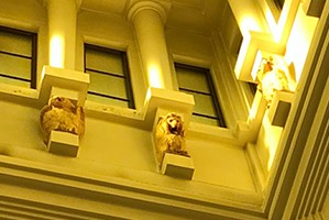 大倉山記念館天井にある鷲と獅子の彫刻