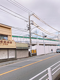 道の左側を走る東横線の電車