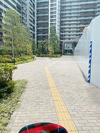 建設中のマンション「プラウドシティ日吉」。マンション敷地内の広場は公開空地で誰でも通ることができます。